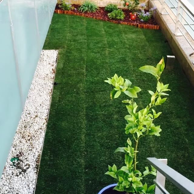Terraza con césped artificial